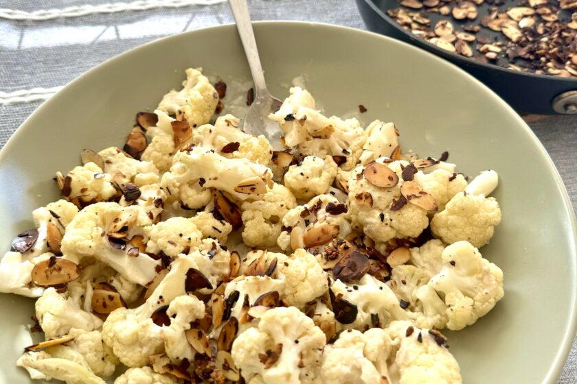 Essa receita de couve-flor assada com molho de tahine e amêndoas crocantes é a prova de que para ter uma alimentação saudável e consciente não é preciso comer pratos sem graça.