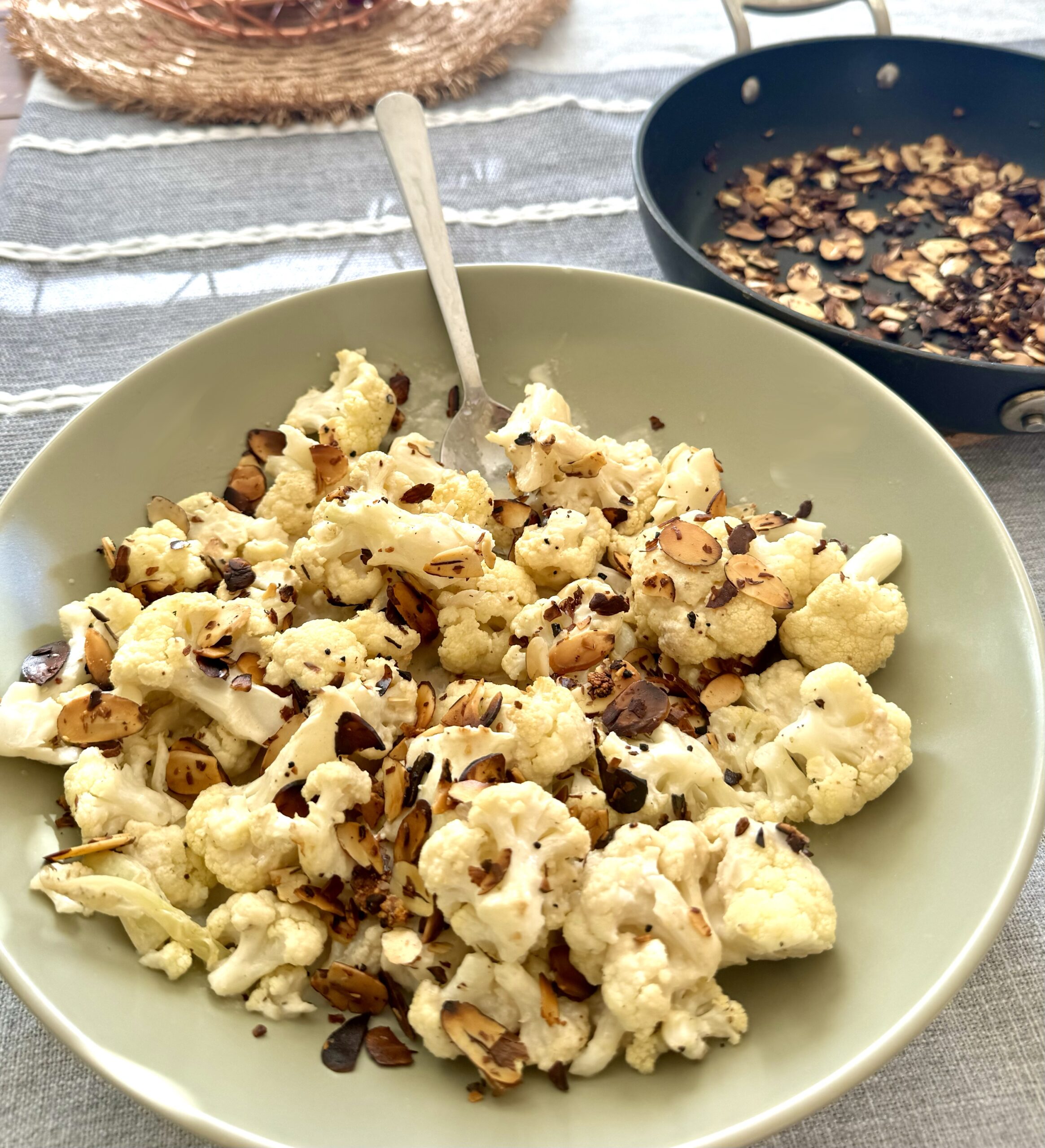 Essa receita de couve-flor assada com molho de tahine e amêndoas crocantes é a prova de que para ter uma alimentação saudável e consciente não é preciso comer pratos sem graça.