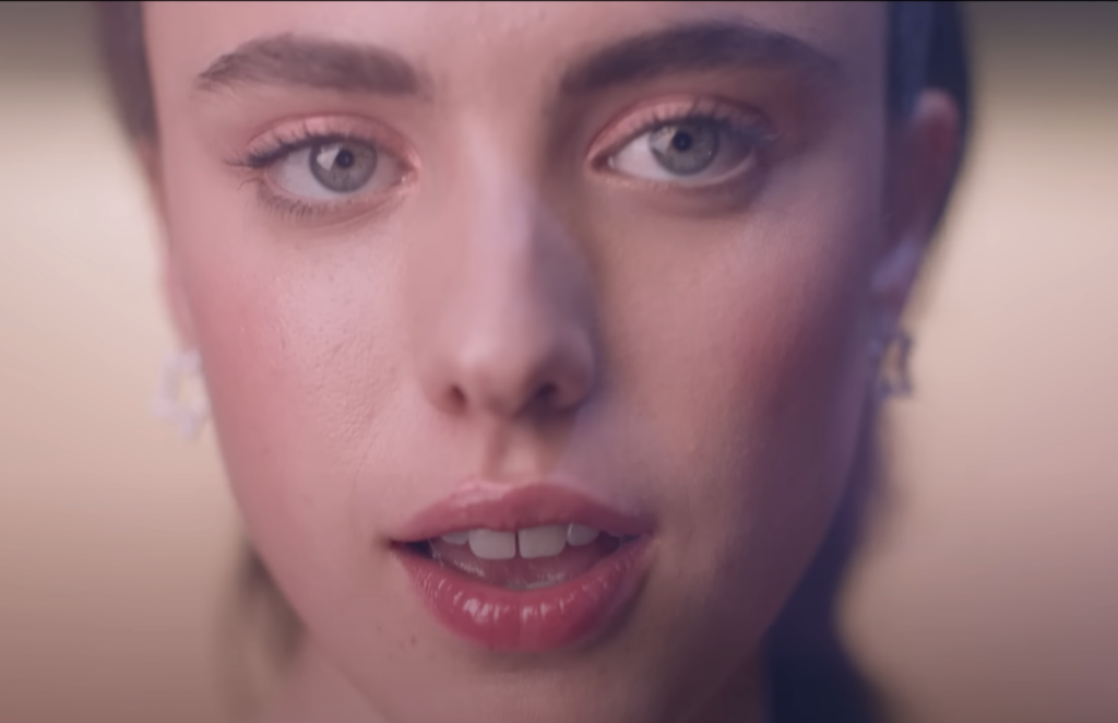 Margaret Qualley é a versão jovem de Demi Moore no filme “A Substância”, que trata sobre pressão estética