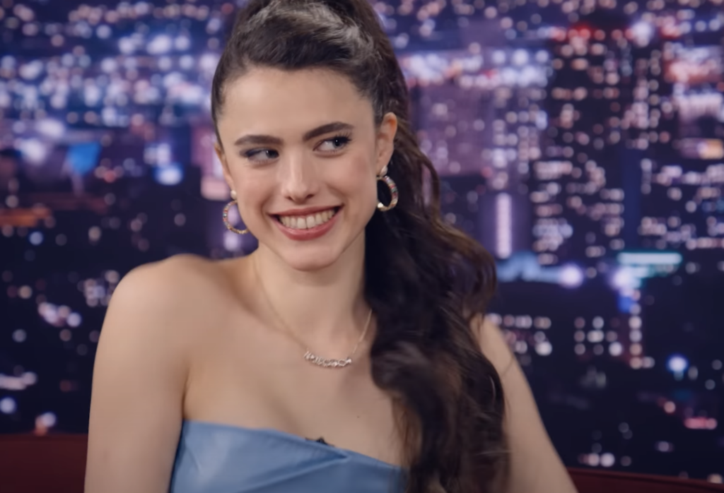 Margaret Qualley interpreta “Sue” no filme “A Substância”, cujo tema central é a pressão estética e o etarismo. 