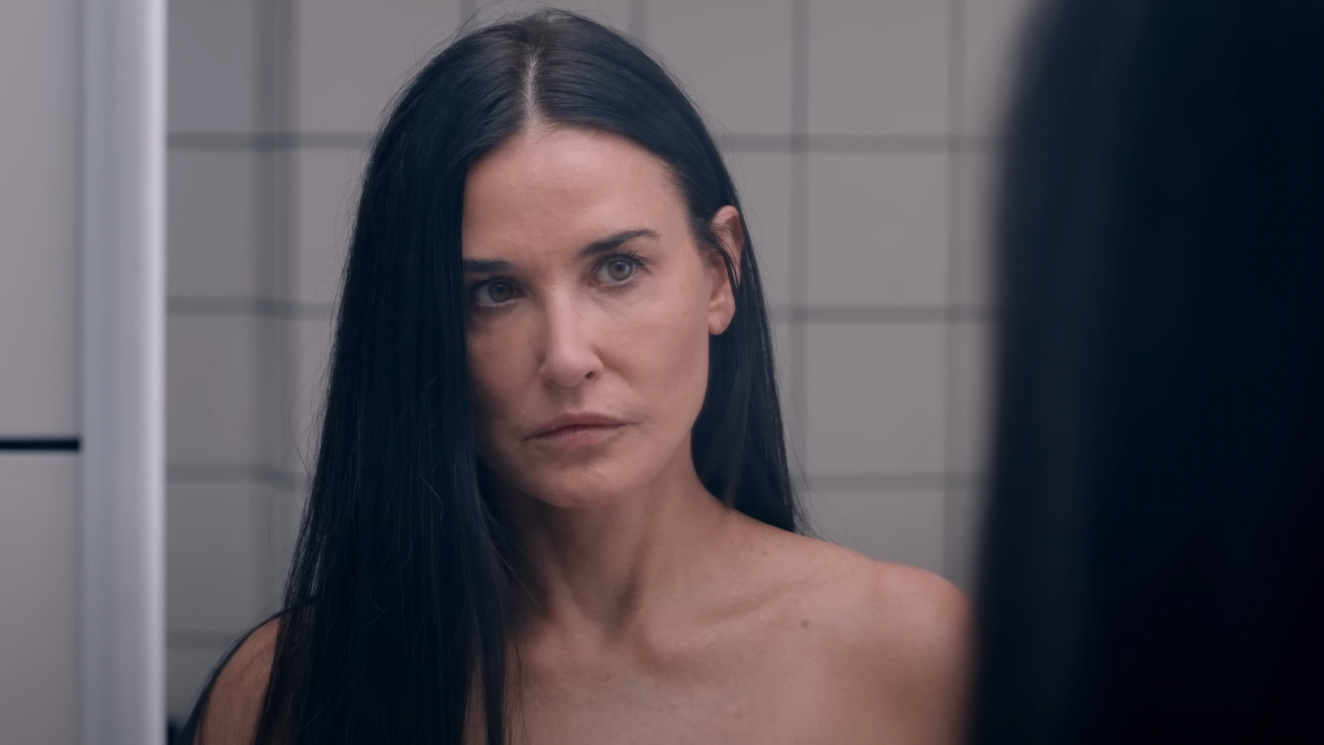 No filme A Substância, sobre pressão estética e preconceito sobre envelhecimento, Demi Moore dá vida à Elizabeth Sparkle