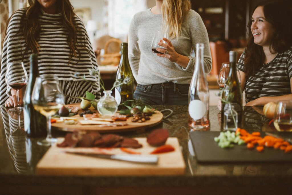 O comer intuitivo incentiva as pessoas a comerem sem separar alimentos entre "bons" e "ruins"