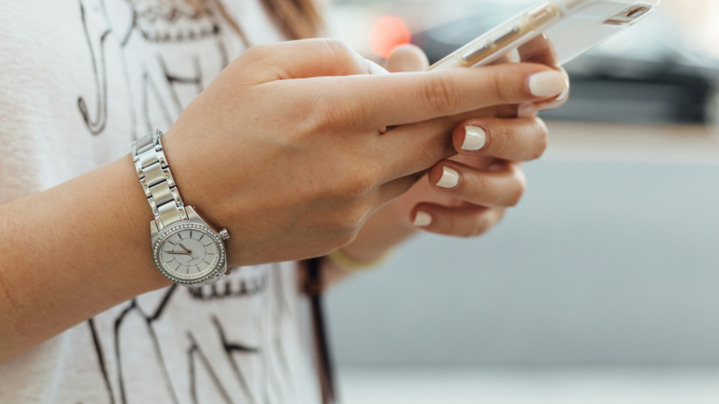 Imagem sobre o impacto do uso de celulares nas escolas e a saúde mental dos adolescentes