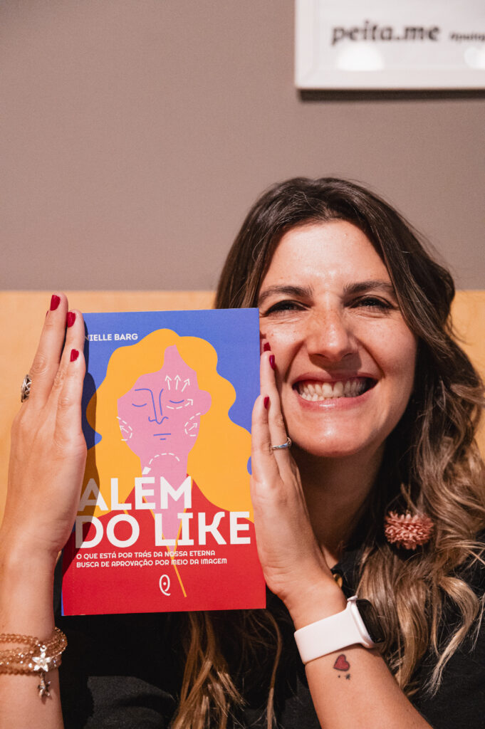 Escritora Dani Barg é autora do livro-reportagem "Além do Like", sobre pressão estética e padrões de beleza